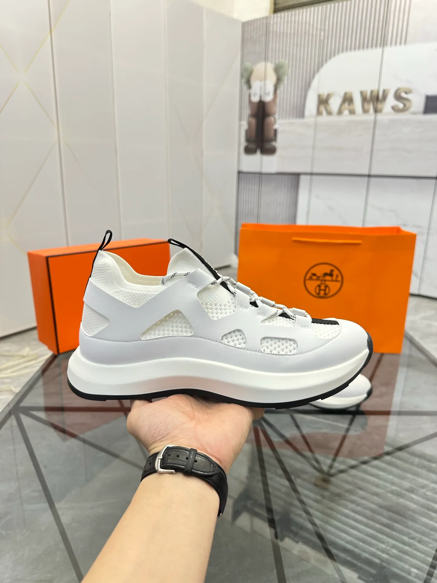 Men's shoes for sale 💰: 💰P660¥ High-end top quality Product trademark: Hermes *"Hermès*" low-top casual shoes Regular size: 38-45 (can be customized to 46) Product materials: upper imported first-layer cowhide stitched with original fabric, original rubber sheet, breathable lining, cowhide foot pads, original outsole. No.: 001